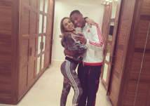 نجم مانشستر يونايتد يحتفل بالفوز بالديربي رفقة زوجته