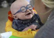 شاهد رد فعل طفل يري والدته لأول مرة