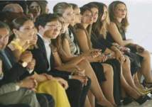 بالصور.. صديقات وزوجات لاعبي برشلونة يلفتن الأنظار في عرض للأزياء