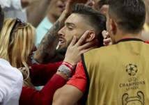 صور.. "قبلة" صديقة نجم أتلتيكو تخطف الأنظار في نهائي الأبطال