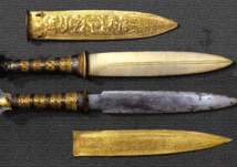 فك لعز خنجر توت عنخ آمون الذي صنع من حديد أحد النيازك