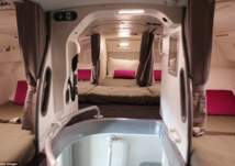 داخل غرف النوم والاماكن المخفية حيث ينام طاقم الطائرة