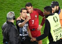 بالفيديو.. مشجع يقتحم الملعب لالتقاط "سيلفي" مع رونالدو