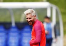 صورة .. ميسي يهدي قميصه للرئيس السوداني