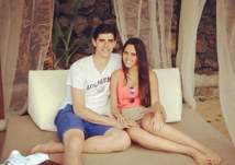 بالصور.. حارس تشيلسي يختبئ من الكاميرات بعد خروجه من ملهى ليلي