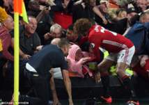 بالصور.. لاعب مانشستر ينقذ سيدة عجوز من الموت بعد هدف قاتل لفريقه