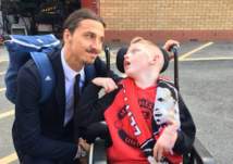 بالصور.. لفتة إنسانية رائعة من لاعبي مانشستر يونايتد