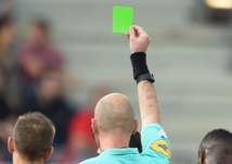 بالفيديو.. إشهار أول بطاقة خضراء في كرة القدم.. ما هي ومتى تٌرفع؟