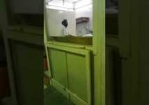 عامل يبصق علي العجين قبل ادخاله الفرن في الاحساء