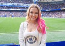 بالصور.. من هي حسناء تشيلسي المثيرة للجدل في البريميرليج؟