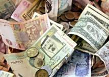 ربط الريال بالدولار قرار صائب يدعم الاقتصاد