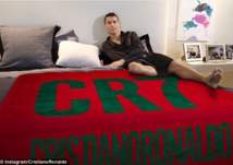 بالصور.. احتفال رونالدو مع صديقته بعد التتويج بكأس العالم للأندية