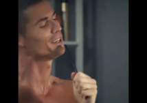 بالفيديو.. رونالدو يختبر نفسه في الغناء!