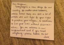 أمريكي يترك رسالة مؤثره علي باب جاره المسلم يوم تنصيب ترامب