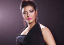 بالصور...فنانة شهيرة تعود إلى الغناء بعد مقتل ابنتها