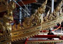 تجهيز عربة مذهبة لنقل ملك تايلاند إلى الجنة