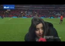 بالفيديو.. موقف محرج لمذيعة قبل مباراة بالدوري الإنجليزي