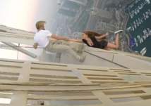 بالصور...شرطة دبي تستدعي العارضة الروسية بعد تدليها من ناطحة السحاب