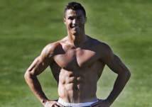 بالصور.. الحسناء سامانتا سبب قوة عضلات رونالدو!