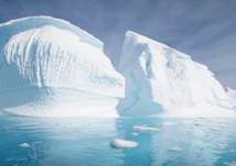 الإمارات تسحب جبلين جليديين إلى سواحلها