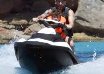 بالصور.. إطلالة مثيرة لصديقة ميسي على شواطئ إيبيزا