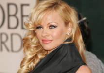 بالصور.. لاعب عربي الأصل يرتبط بممثلة إثارة أمريكية