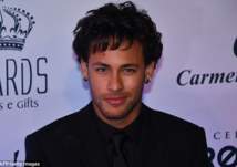 بالصور.. بعد انفصاله عن صديقته.. نيمار في أحضان فتاة جديدة