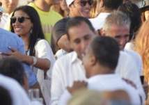 صورة عمرو دياب ودينا الشربيني على البحر تشعل مواقع التواصل