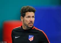 صور.. إطلالة مثيرة لصديقة مدرب أتلتيكو على شواطئ إيبيزا