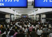 رد فعل ركاب بالصين بعد سقوط أحدهم بين عربة قطار ورصيف محطة (فيديو)