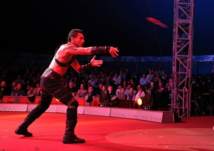 محترف رمي سكاكين يخطئ ويصيب رأس شريكه في استعراض فني بالطائف (فيديو)