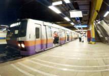 عروسان مصريين يستقلان مترو الأنفاق بدلاً من سيارة الزفاف (فيديو)