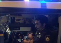 صورة طفل ينام في حضن رجل أمن سعودي بعد أن فقد ذويه تشعل مواقع التواصل