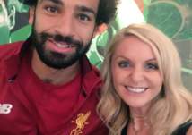 بالصور.. مشجعة ليفربول تغازل محمد صلاح!