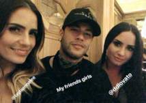 بالصور.. نيمار في سهرة مع فتاتين..من هما؟