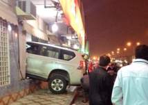 متهور يحاول اقتحام محل في الرياض بسيارته. . والدوريات الأمنية تتدخل (فيديو)