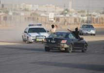 شخصان يمارسان التفحيط برفقة فتاة ويغلقان طريق خريص بالرياض (فيديو)