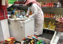 وزارة التجارة السعودية تضبط 803 سلعة غذائية منتهية الصلاحية بالهفوف (صور)
