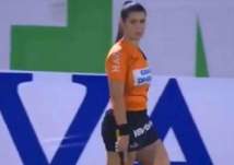 بالفيديو.. موقف محرج للاعب مع حكمة كرة قدم