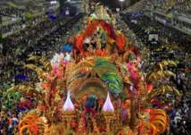 صور..إطلالة جريئة لصديقة نيمار في كرنفال البرازيل