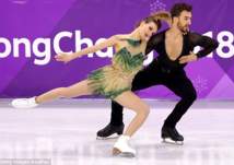 صور..موقف محرج للاعبة الرقص على الجليد بسبب ملابسها