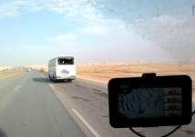 النقل السعودية تطالب المواطنين والمقيمين بمساعدتها في التوصل لسائق حافلة بعد ما فعله على طريق سريع (فيديو)