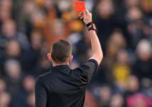 طرائف الملاعب.. حكم يطرد لاعباً بسبب "اسمه"!- صور