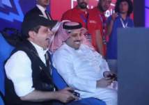 بحضور عمرو دياب.. هنيدي يتحدى تركي آل الشيخ في "البلاي ستيشن"- صور