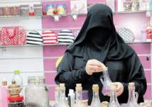 كاميرا مراقبة ترصد طريقة ماكرة لسرقة بائعة في محل مستلزمات نسائية بالمملكة (فيديو)