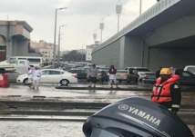 مياه السيول تحتجز سيارة بداخلها شخص في أحد جسور مكة (فيديو)