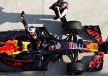 بالصور.. احتفال غريب من سائق ريد بل بعد تتويجه بجائزة الصين للفورمولا1