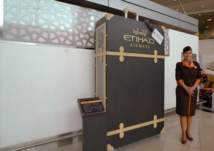 حقيبة عملاقة في مطار أبوظبي الدولي لاستقبال تبرعات الضيوف