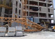 سقوط رافعة لمبنى من 15 طابق بالرياض ووفاة مشغلها (صور)