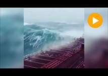 شاهد.. منظر مرعب لسفينة وسط أمواج  ‫إعصار ميكونو